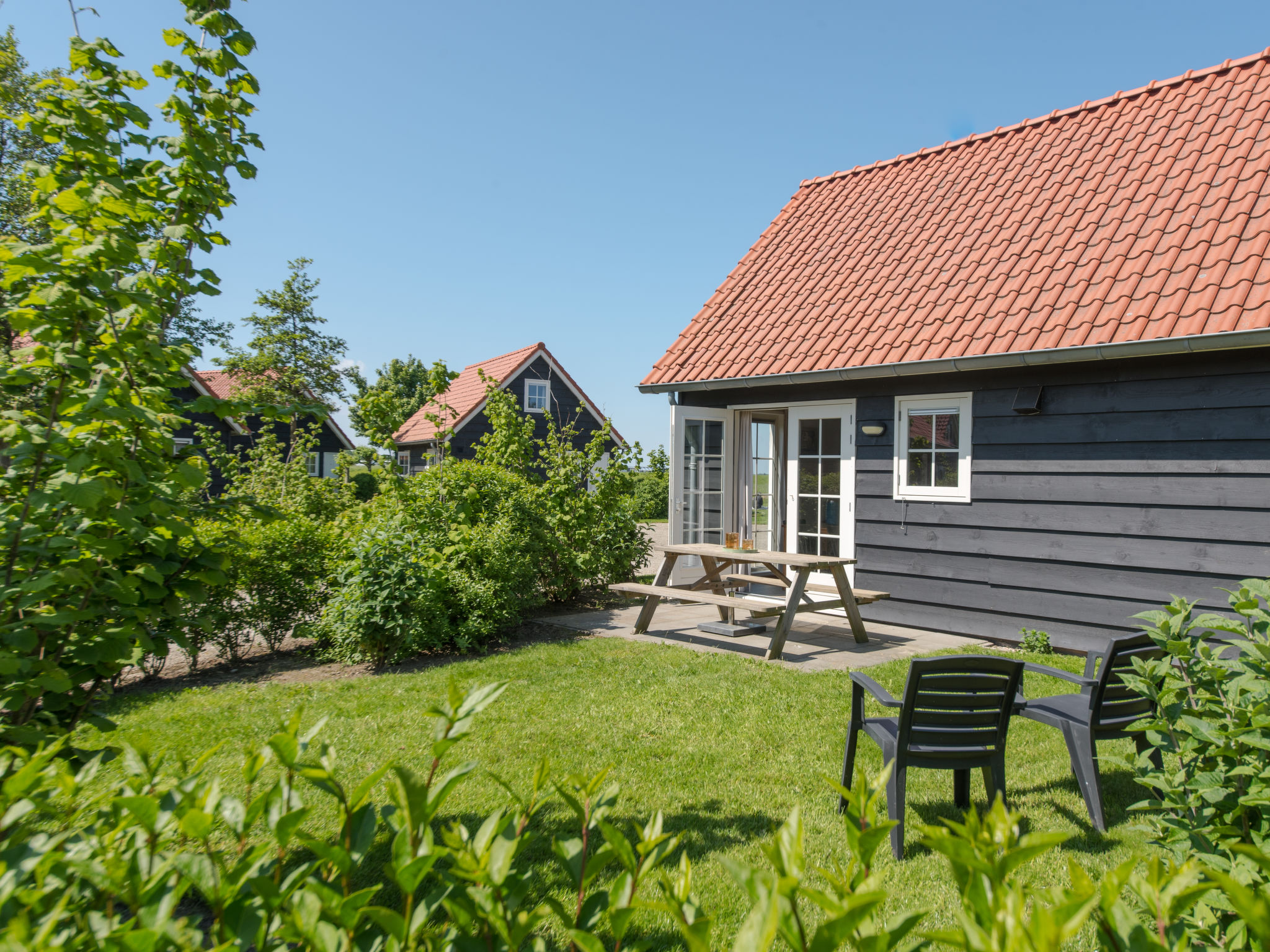 "Zeeuwse Cottage Wemeldinge", 4-kamers cottage 60 m2. Mooi ingericht: hal met aparte WC. 1 kleine kamer met 1 bed (90 cm, lengte 200 cm). Open woon-/eetkamer met eettafel en Digitale TV. Uitgang naar ..
