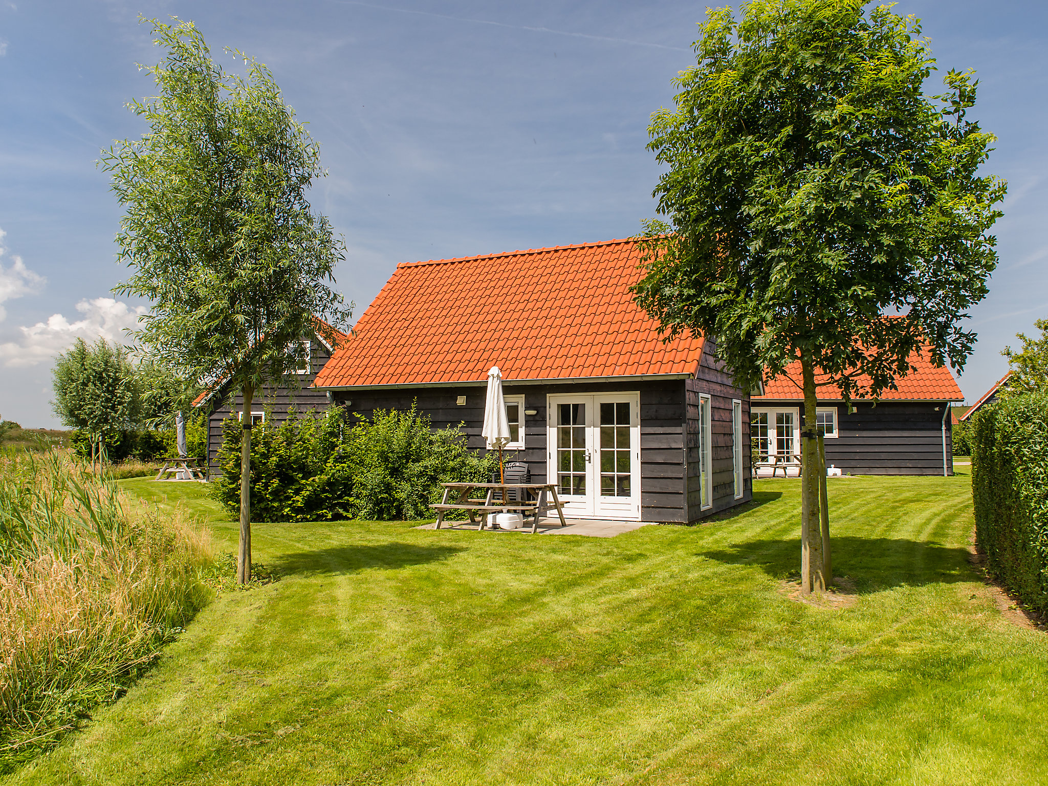 "Zeeuwse Cottage Wemeldinge", 2-kamers cottage 60 m2. Comfortabel ingericht: hal met aparte WC. Open woon-/eetkamer met eettafel en Digitale TV. Uitgang naar het terras. Open keuken (4-pits kookplaat,..