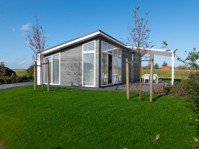 "Vakantiehuis Ruisweg 85", huis 3-kamers 70 m2. Comfortabel en modern ingericht: hal met aparte WC. Woon-/eetkamer met eettafel, Flatscreen TV en ventilator. Uitgang naar het terras. 2 2-pers. kamers,..