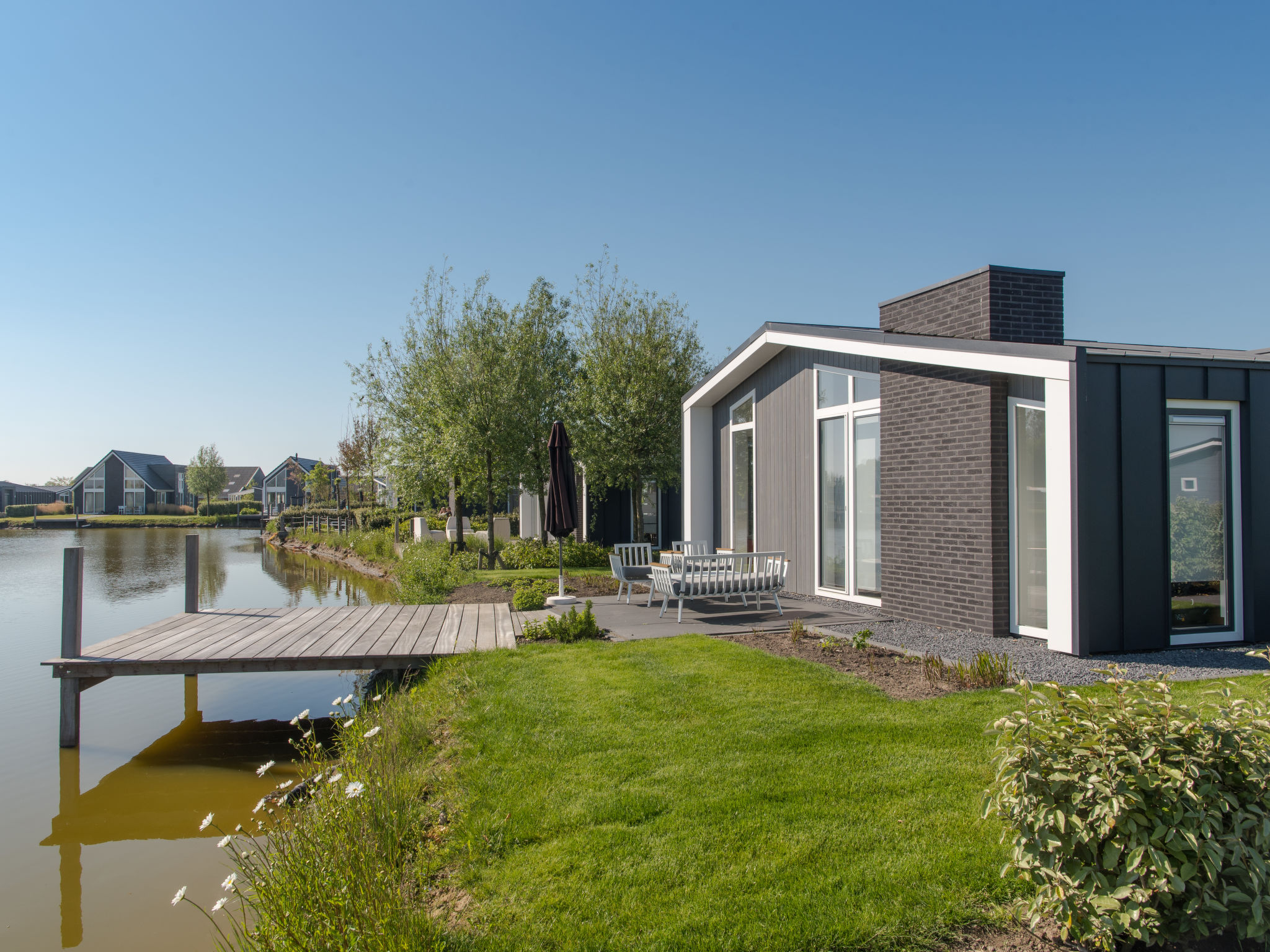 "Ruisweg 28", bungalow 3-kamers 93 m2. Comfortabel en modern ingericht: hal met aparte WC. Woon-/eetkamer met eettafel en Flatscreen TV. Uitgang naar het terras. 1 2-pers. kamer met 2 bedden (80 cm, l..