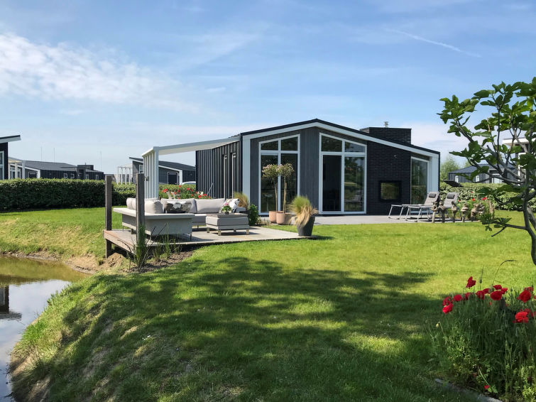 "Vakantiehuis Ruisweg 89", bungalow 3-kamers 83 m2. Comfortabel en modern ingericht: hal met aparte WC. Woon-/eetkamer met eettafel, Flatscreen TV, radio en CD-speler. Uitgang naar het terras. 2 2-per..