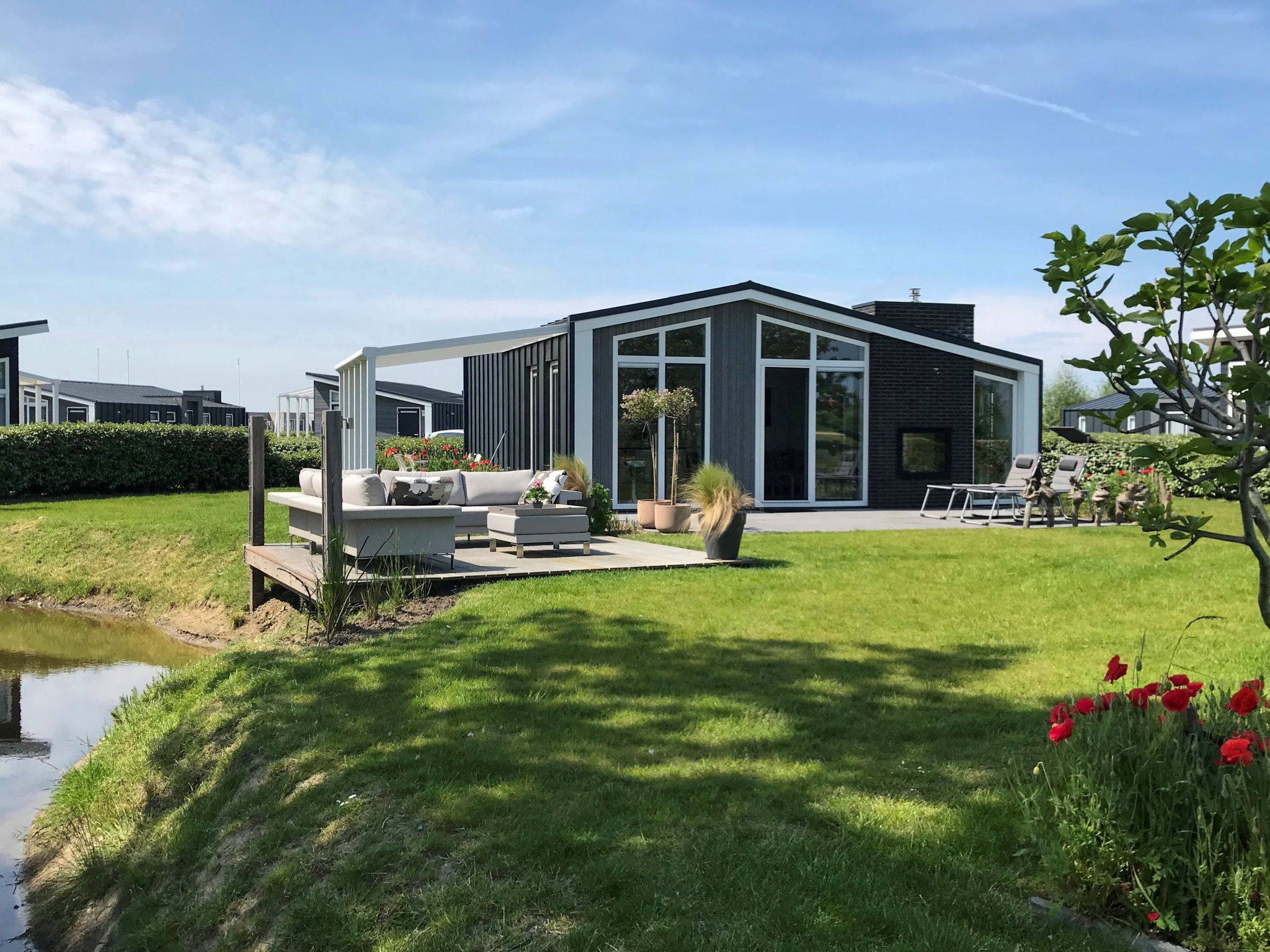 "Ruisweg 89", bungalow 3-kamers 83 m2. Comfortabel en modern ingericht: hal met aparte WC. Woon-/eetkamer met eettafel, Flatscreen TV, radio en CD-speler. Uitgang naar het terras. 2 2-pers. kamers, el..