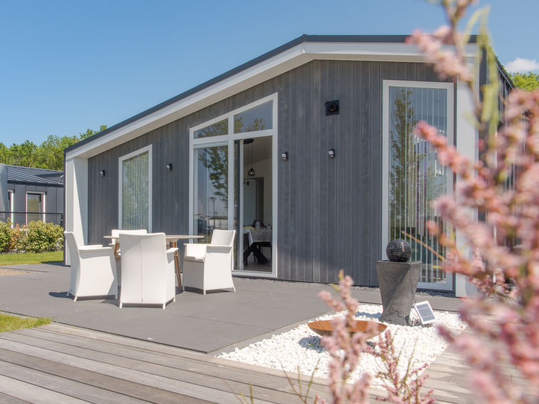 "Vakantiehuis Ruisweg 71", bungalow 3-kamers. Hal met aparte WC en douche. Woon-/eetkamer met eettafel, Flatscreen TV en radio. Uitgang naar het terras. 1 2-pers. kamer met 2 bedden (80 cm, lengte 200..