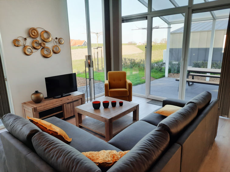 "Vakantiehuis Ruisweg 83", bungalow 3-kamers 70 m2. Comfortabel en modern ingericht: hal met aparte WC. Woon-/eetkamer met eettafel en TV (Flatscreen TV), air-conditioning. 2 2-pers. kamers, elke kame..