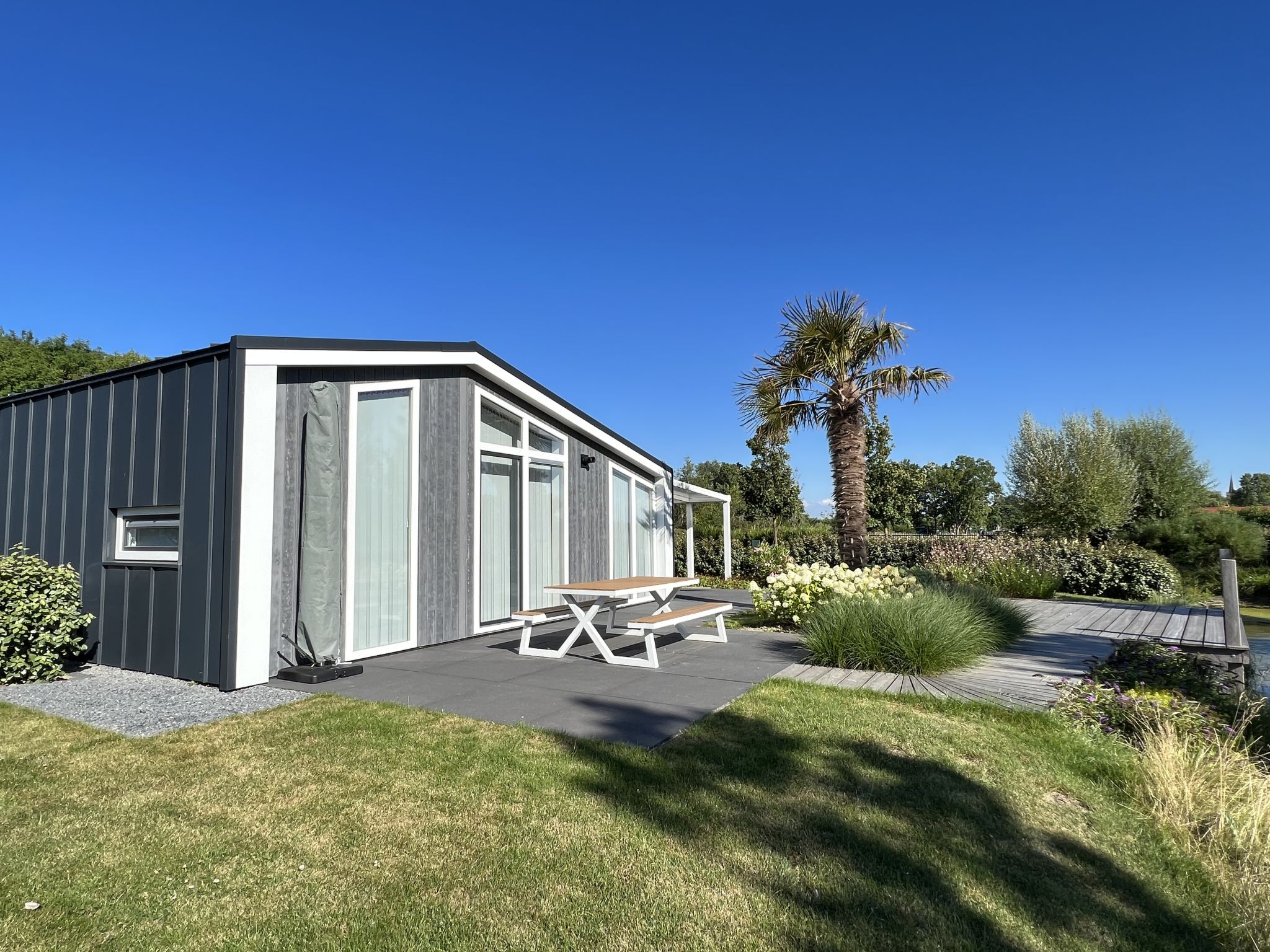 "Ruisweg 80", 3-Zimmer-Bungalow 83 m2. Komfortabel und modern eingerichtet: Eingang mit sep. WC. Wohn-/Esszimmer mit Esstisch und Flachbildschirm. Ausgang zur Terrasse. 2 Doppelzimmer, jedes Zimmer mi..