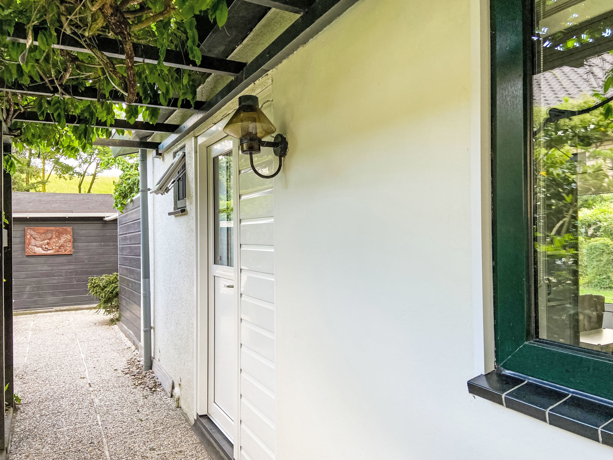 Kleine woning met tuin direct achter de dijk