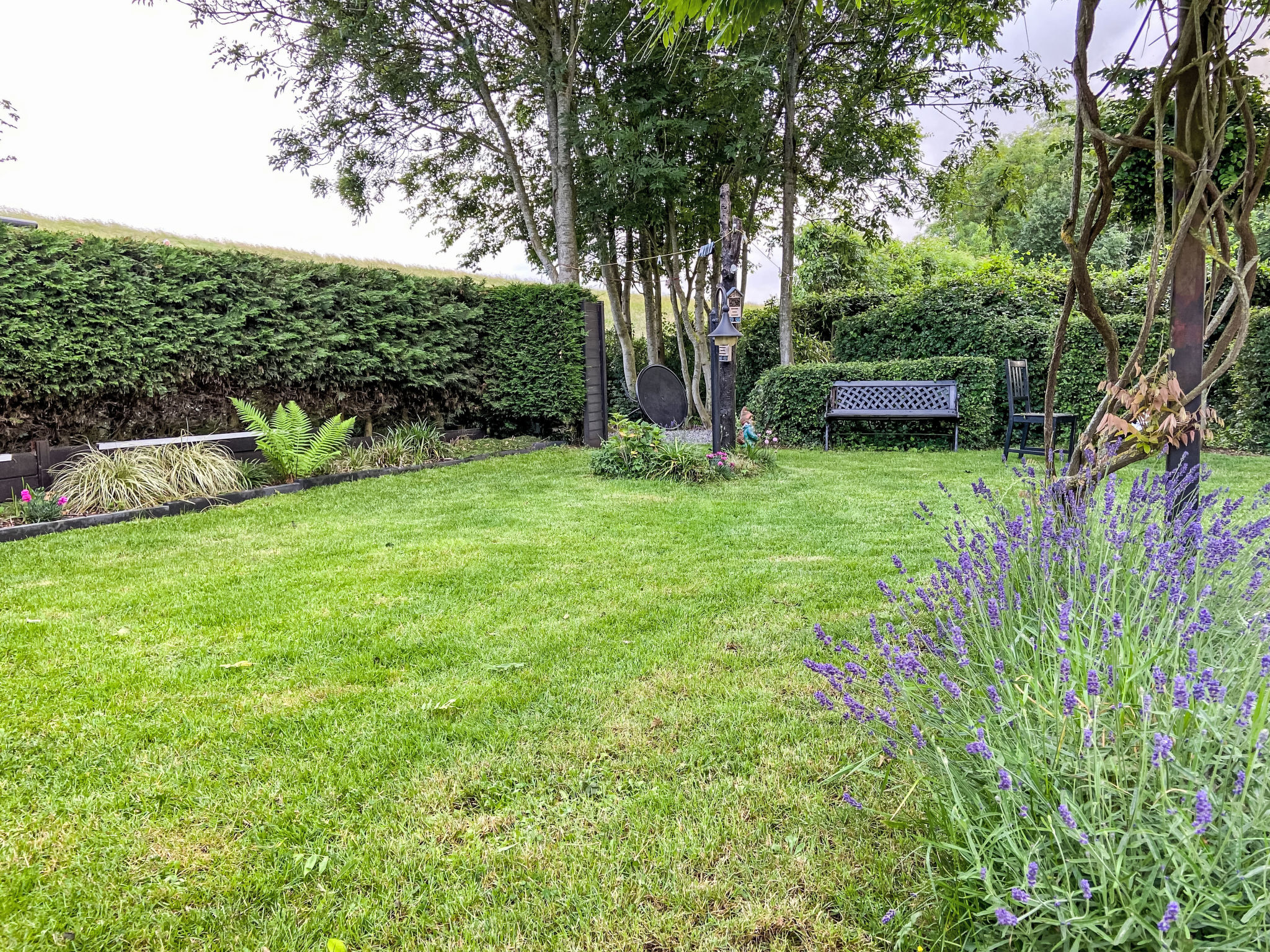 Kleine woning met tuin direct achter de dijk - Buiten