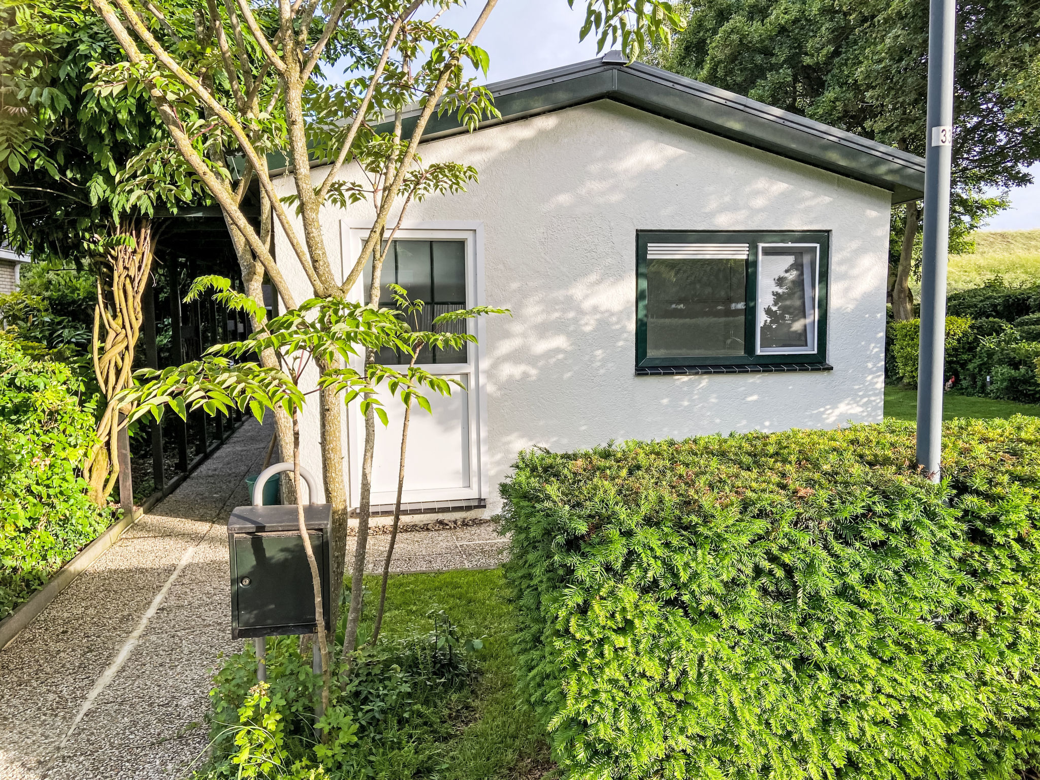 Kleine woning met tuin direct achter de dijk