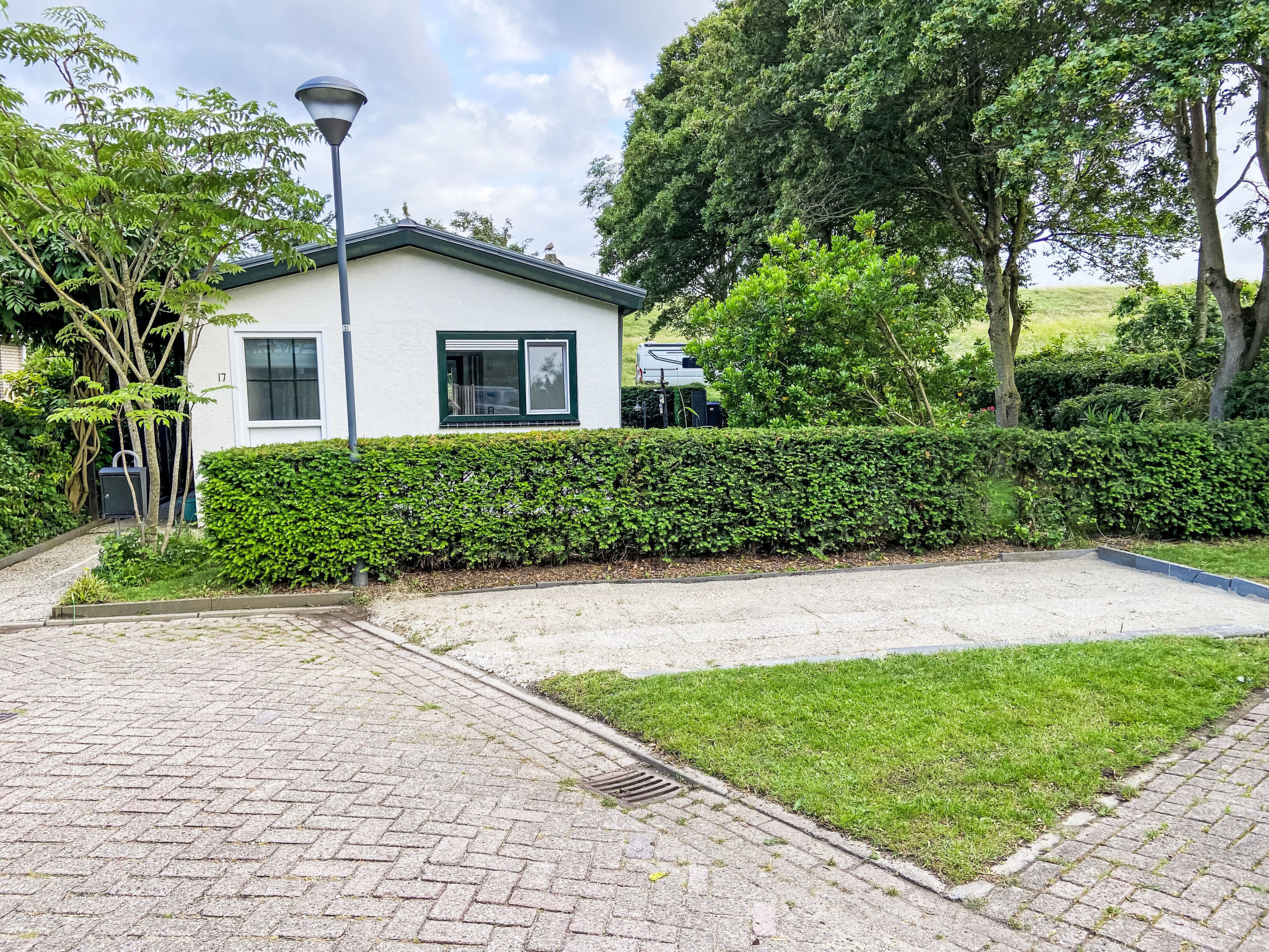 Kleine woning met tuin direct achter de dijk