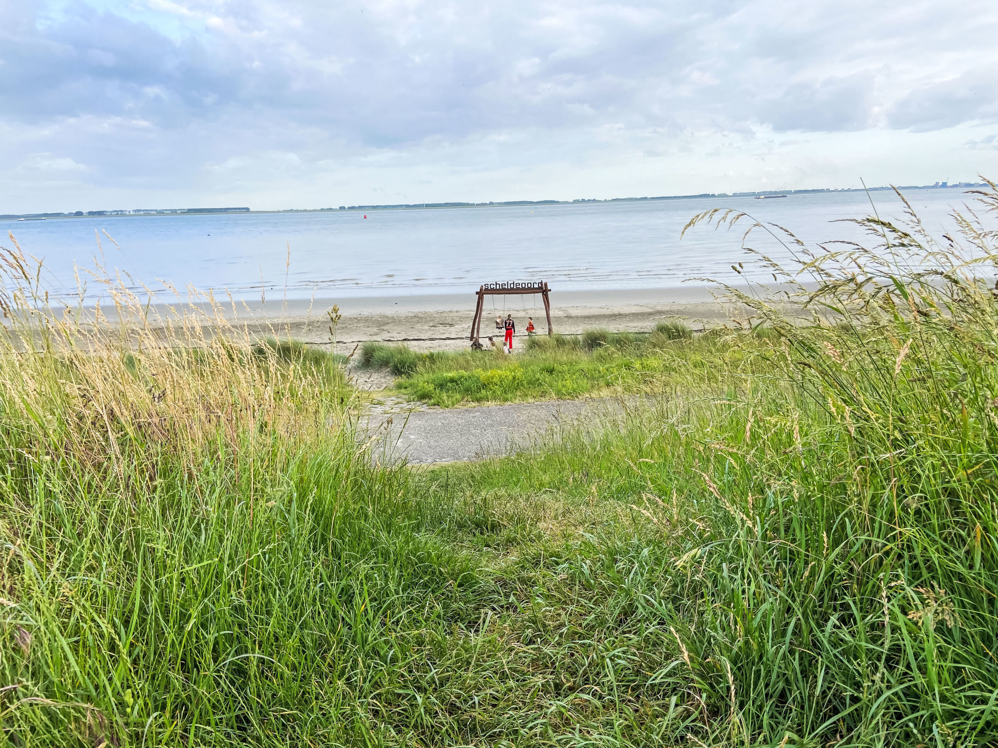 Kleine woning met tuin direct achter de dijk - Buiten