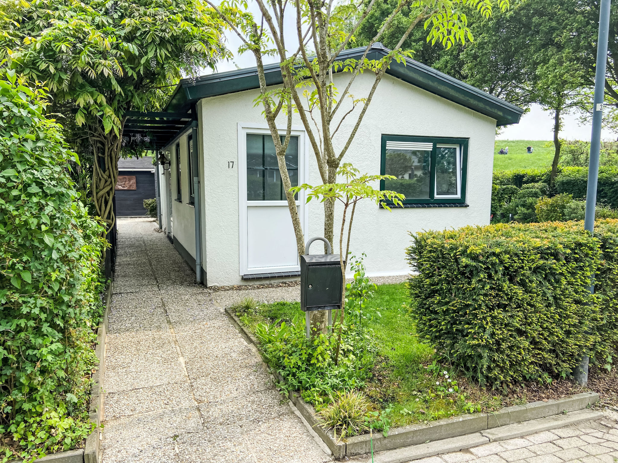 Kleines Haus mit Garten, direkt hinter dem Deich