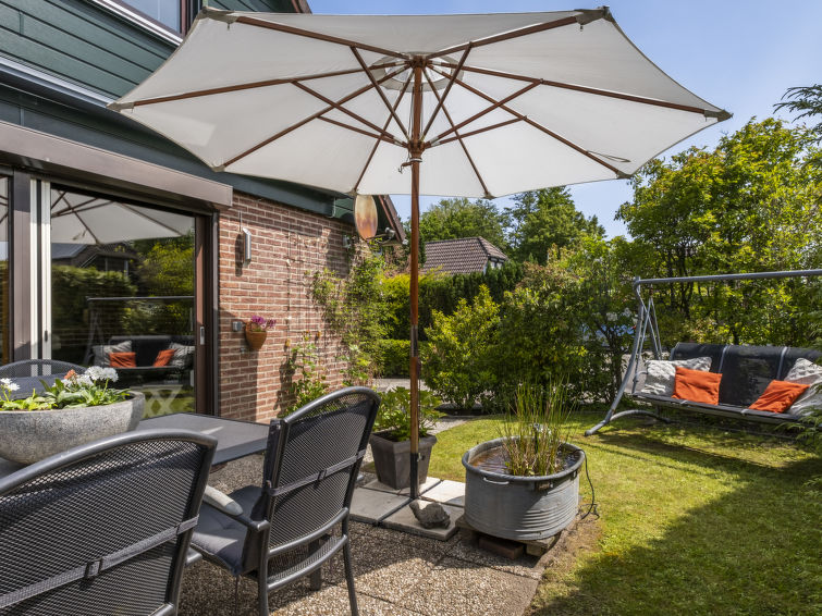 "Haus Anni", 3-Zimmer-Haus 75 m2. Komfortabel und rustikal eingerichtet: Eingang. Wohn-/Esszimmer mit Esstisch, TV, Radio, DVD und G-Heizofen. Ausgang zum Garten, zur Terrasse. Offene Küche (4 Kochpl..