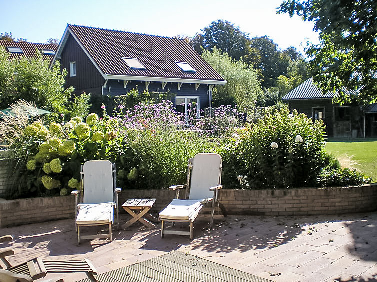 "Ster", appartement 3-kamers 50 m2. Afgeschuinde daken, eenvoudig ingericht: open woon-/eetkamer met eettafel en Flatscreen TV. Uitgang naar het balkon. Kleine, open keuken (4-pits kookplaat, afwasmac..