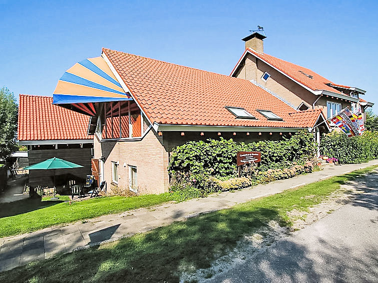 "Zon", appartement 3-kamers 60 m2. Afgeschuinde daken, eenvoudig ingericht: hal. Open woon-/eetkamer met TV. 2 2-pers. kamers, elke kamer heeft 2 bedden. Open keuken (4-pits kookplaat, oven, broodroos..