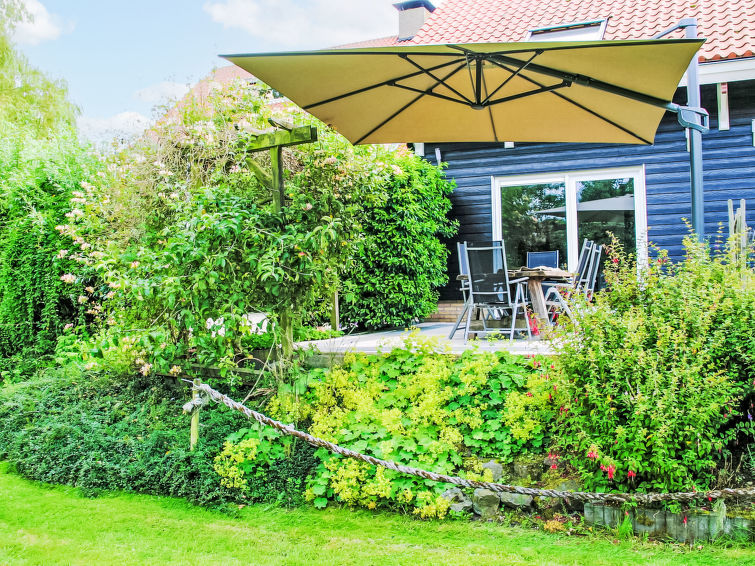 "Venus", bungalow 3-kamers 65 m2. Eenvoudig ingericht: hal met aparte WC. Woon-/eetkamer met eettafel en Kabel-TV. Uitgang naar het terras. Open keuken (afwasmachine, Gasfornuis, 4 kookpitten (vlammen..