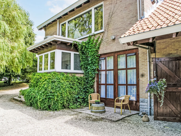 "Appartement Planeet", appartement 3-kamers 65 m2. Comfortabel ingericht: woon-/eetkamer met eettafel en TV. 2 kamers, elke kamer heeft 2 bedden, douche/WC en TV. Open keuken (4-pits kookplaat, broodr..