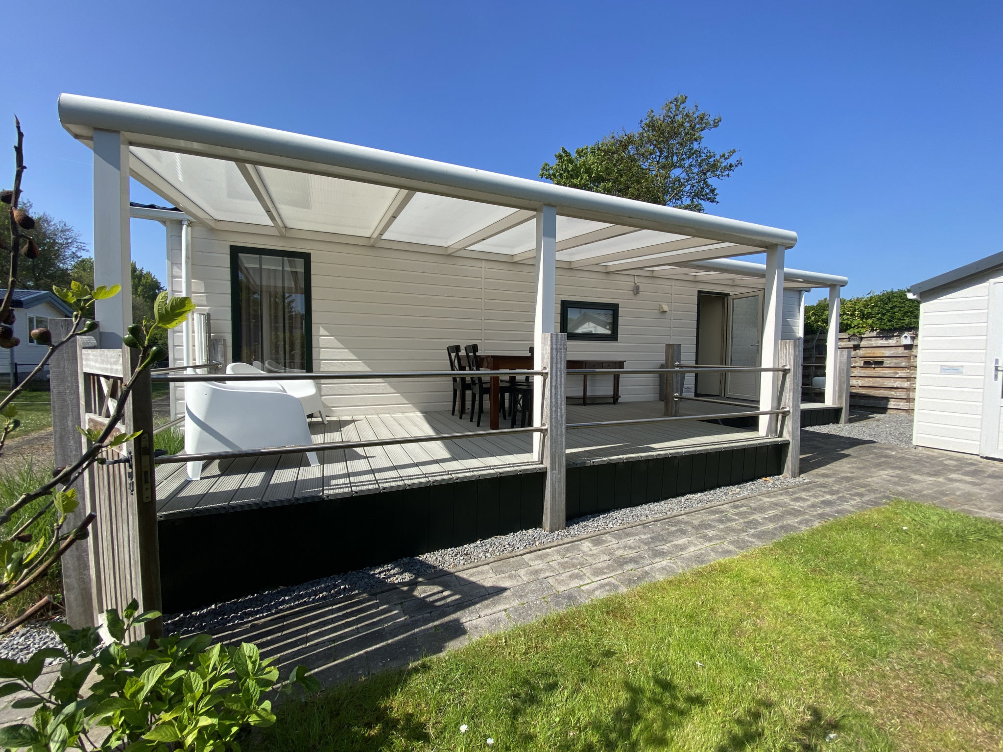 Ontdek een charmante vakantiewoning met 2 slaapkamers in het dorp Kamperland, perfect voor gezinnen en kleine groepen die op zoek zijn naar een ontspannen vakantie. Deze gezellige 35m² woning biedt c..