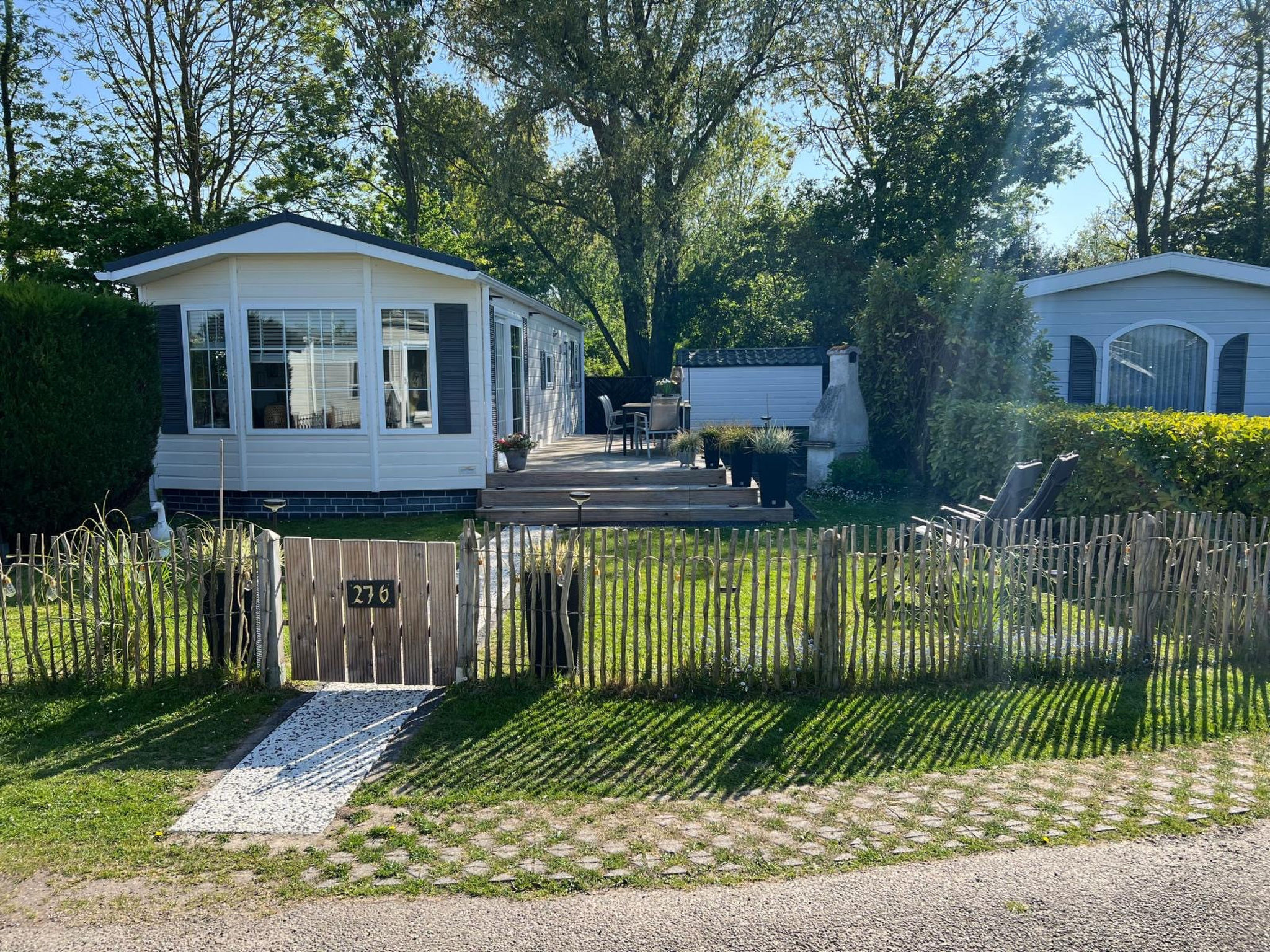 Ontdek een charmante vakantiewoning in Kamperland, perfect voor gezinnen en kleine groepen die op zoek zijn naar een ontspannen vakantie. Deze gezellige accommodatie biedt comfortabel plaats aan maxim..
