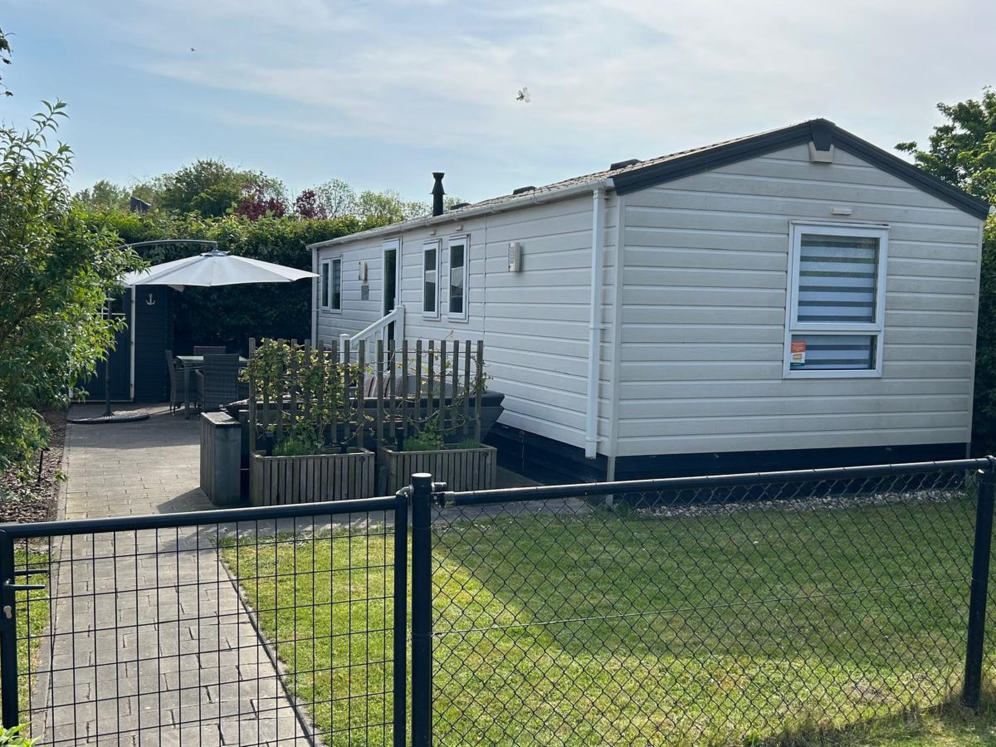 Ontdek een charmante gezinsvriendelijke vakantiewoning in het schilderachtige Kamperland, perfect voor stellen en kleine gezinnen die op zoek zijn naar een ontspannen vakantie. Deze gezellige 35 vierk..
