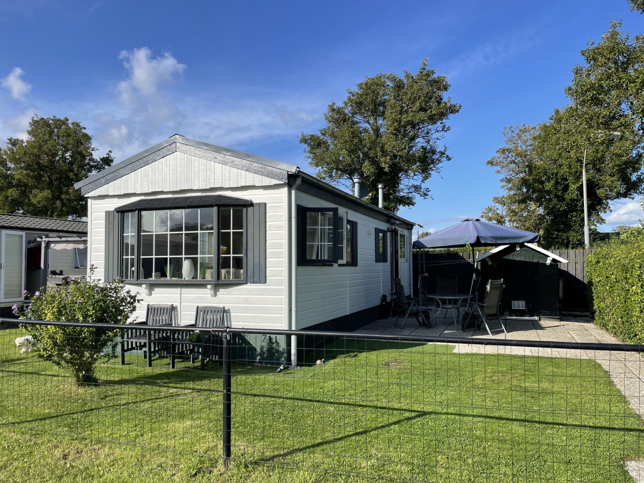 Ontdek een charmante accommodatie in het schilderachtige dorp Kamperland. Deze gezellige accommodatie van 35m² biedt een comfortabele en goed uitgeruste ruimte, ontworpen voor een ontspannen verblijf..