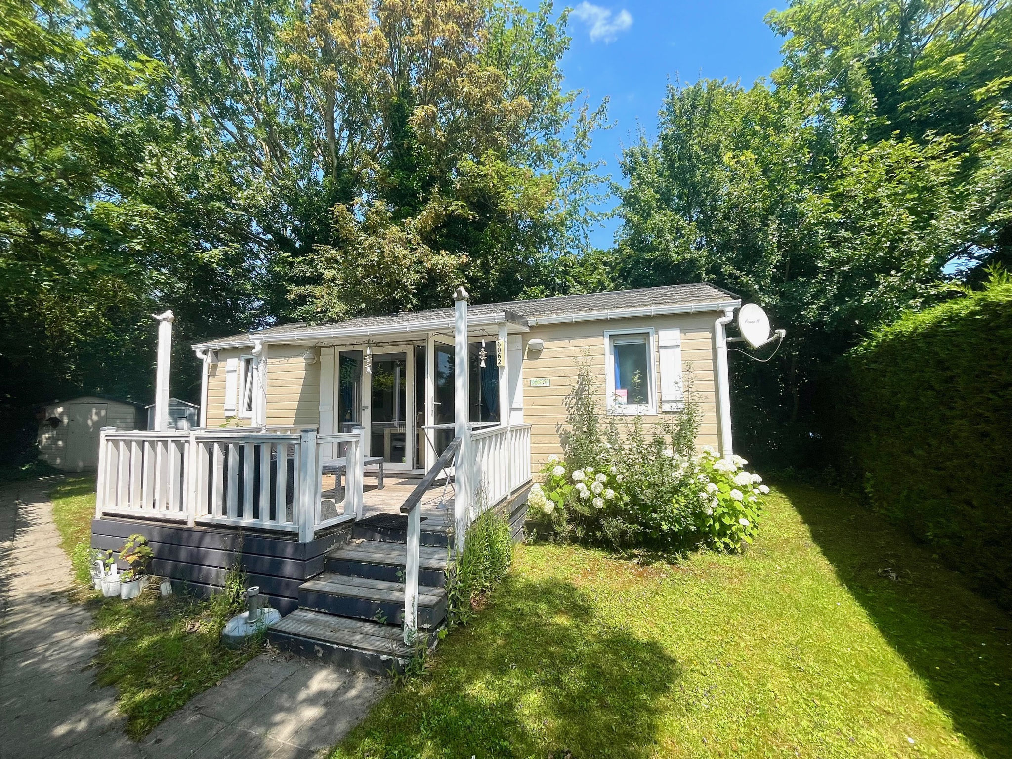 "Rbr 6062 - Beach Resort Kamperland", chalet 2-kamers 35 m2. Het objekt is geschikt voor 4 volwassenen. 1 kamer met 1 2-pers bed. 1 kamer met 2 bedden. Open keuken (afwasmachine, Gasfornuis, 4 kookpit..