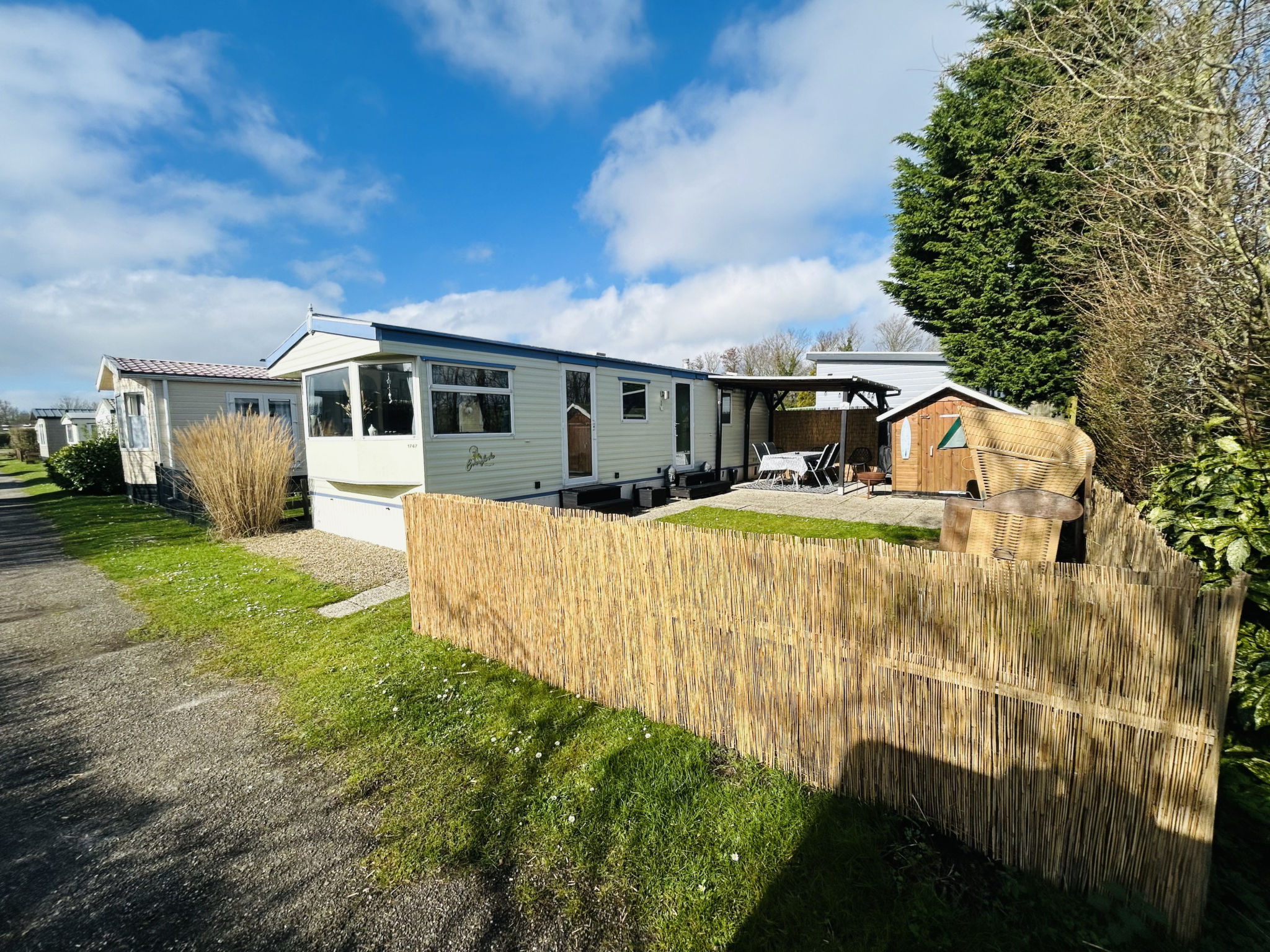 Ontdek een gezellige vakantieaccommodatie van 35m² in het charmante dorp Kamperland, perfect voor een kleine familie of koppel die op zoek zijn naar een rustige vakantie. Deze compacte accommodatie b..