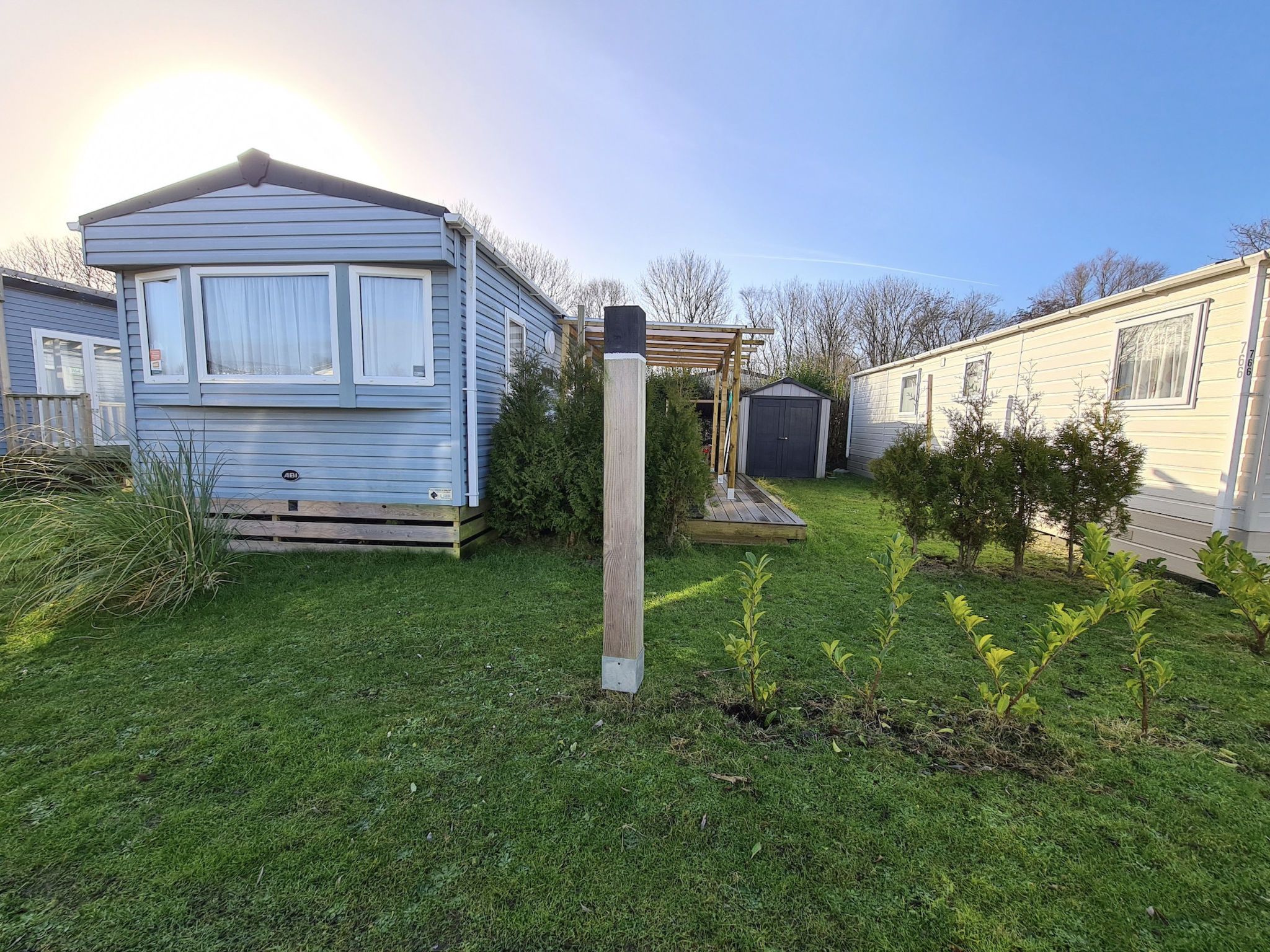 Chalet 765 op Roompot Beach Resort Kamperland biedt alles wat je nodig hebt voor een ontspannen vakantie. Het chalet is geschikt voor 6 personen en biedt drie slaapkamers. De eerste slaapkamer beschik..
