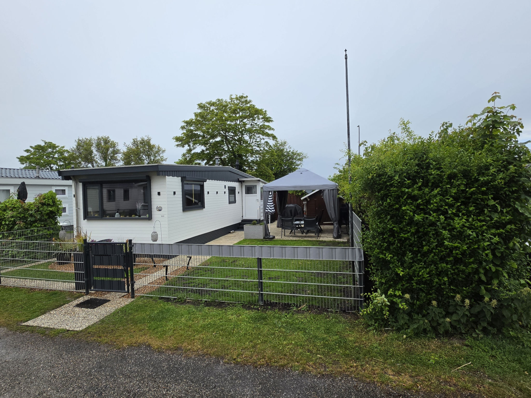 "Beach Resort Kamperland - 1511", chalet 2-kamers 35 m2, op de begane grond. Het objekt is geschikt voor 4 volwassenen. 1 kamer met 1 2-pers bed. 1 kamer met 1 2-pers bed. Open keuken (oven, Gasfornui..