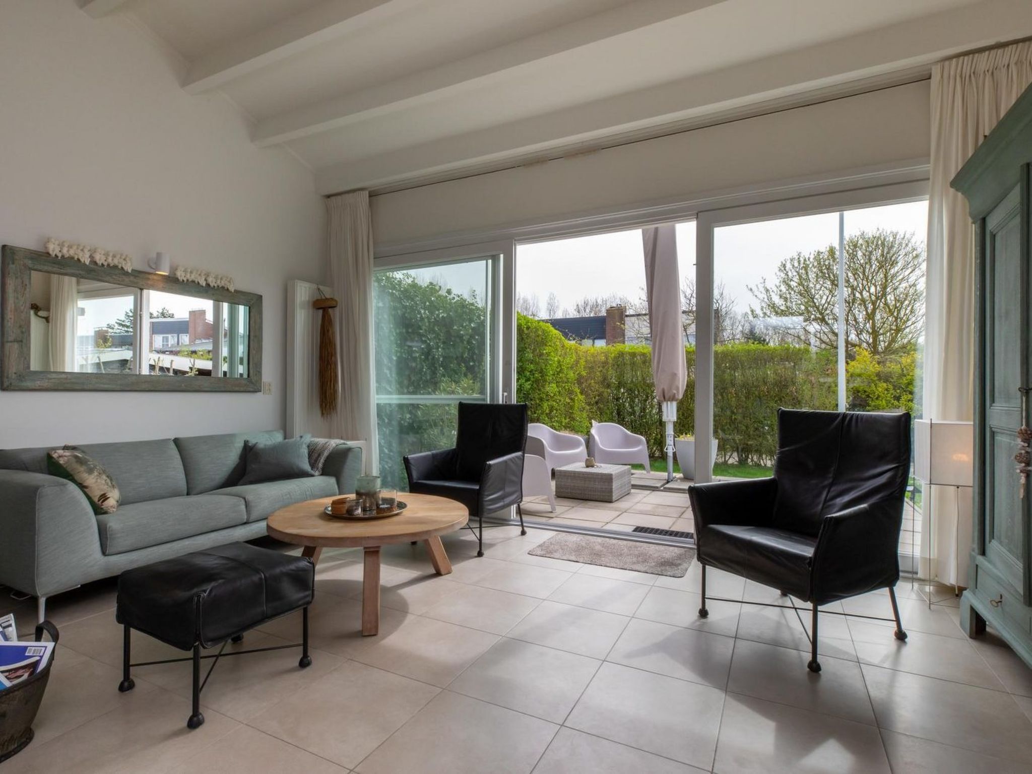 Ruim Vakantiehuis met Enorme Tuin
<P>Welkom in dit ruime vakantiehuis, ideaal gelegen op slechts 5 minuten van het rustige familiestrand van Nieuwvliet. De accommodatie biedt niet alleen een comfortab..