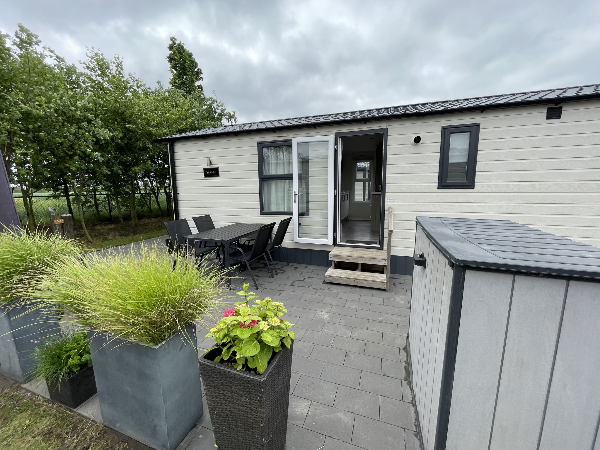 Ontdek een charmerende vakantieaccommodatie in het schilderachtige dorp Nieuwvliet, perfect voor gezinnen en kleine groepen die op zoek zijn naar een ontspannen kustverblijf. Deze gezellige 31m² woni..
