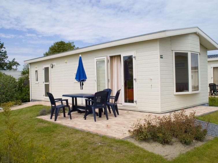 "Unique", bungalow 3-kamers 40 m2, op de begane grond. Comfortabel ingericht: woon-/eetkamer met Flatscreen TV. 1 2-pers. kamer met 2 bedden. 1 2-pers. kamer met 1 2-pers bed. Open keuken (4-pits kook..