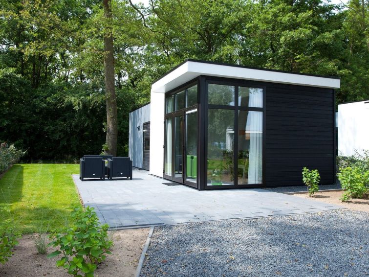 "Cube la Mer", bungalow 3-kamers 45 m2, op de begane grond. Comfortabel ingericht: open woon-/eetkamer met eettafel en Flatscreen TV. Uitgang naar het terras. 2 2-pers. kamers, elke kamer heeft 2 bedd..