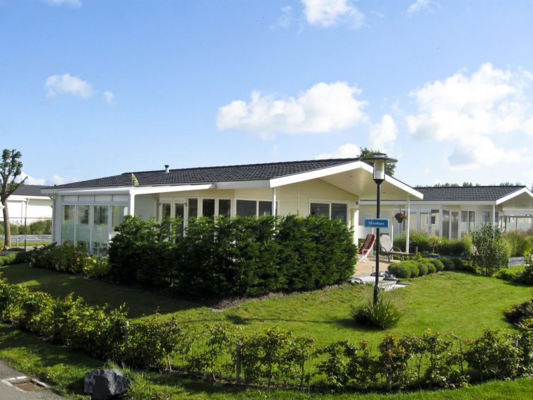 "Veranda Plus", bungalow 4-kamers 70 m2, op de begane grond. Comfortabel ingericht: open woon-/eetkamer met eettafel en Flatscreen TV. 3 2-pers. kamers, elke kamer heeft 2 bedden. Open keuken (waterko..