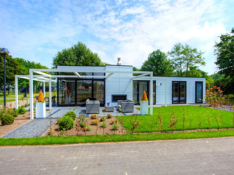 "Cube Maximaal", bungalow 4-kamers 70 m2, op de begane grond. Comfortabel ingericht: open woon-/eetkamer met eettafel en Flatscreen TV. Uitgang naar het terras. 3 2-pers. kamers, elke kamer heeft 2 be..