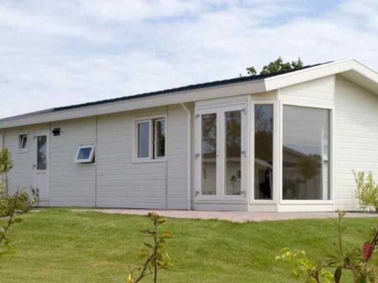 "Exclusif 6", bungalow 4-kamers 50 m2, op de begane grond. Comfortabel ingericht: open woon-/eetkamer met eettafel en Flatscreen TV. Uitgang naar het terras. 2 2-pers. kamers, elke kamer heeft 2 bedde..