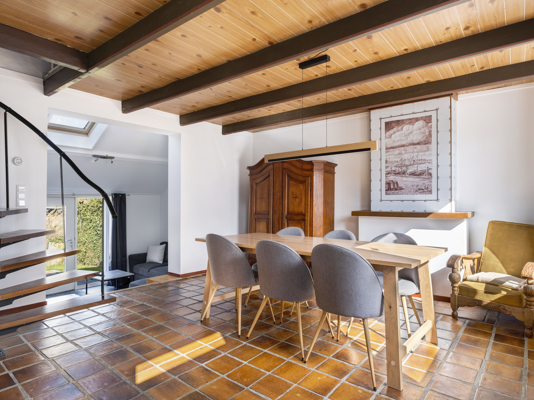 "Helmrich", huis 3-kamers 80 m2 op 2 verdiepingen. Het objekt is geschikt voor 2 volwassenen + 3 kinderen. Gedeeltelijk gerenoveerd in 2025, gezellig ingericht: woon-/eetkamer met eettafel en Sat-TV. ..