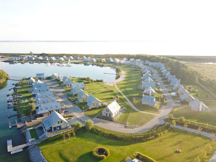 "Oesterdam Deluxe 8", villa 5-kamers 212 m2. Comfortabel ingericht: hal met aparte WC. Woonkamer met eettafel en TV (Flatscreen TV), radio en CD-speler. 1 2-pers. kamer met 2 bedden, wastafel en douch..