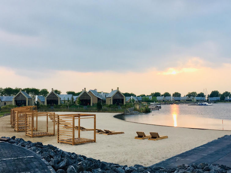 6-persoons vrijstaand vakantiehuis aan het strand in Tholen in Tholen