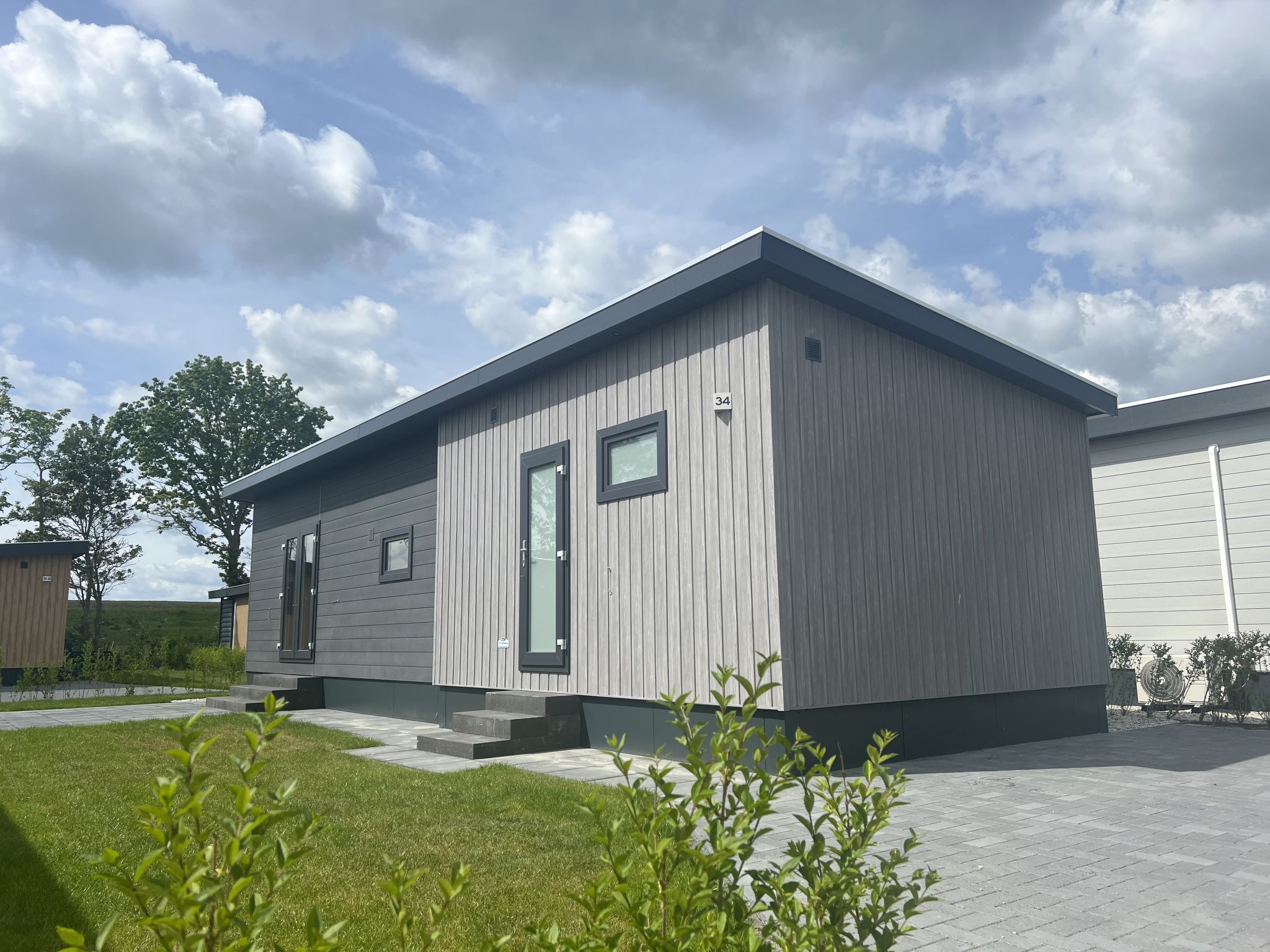 "De Oosterschelde", chalet 4-kamers 55 m2. Comfortabel ingericht: woon-/eetkamer met eettafel en Flatscreen TV. Uitgang naar het terras. 1 kamer met 1 2-pers bed. 1 kamer met 2 bedden. 1 kamer met 1 x..