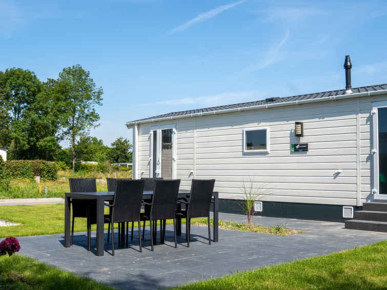 "Sunset", 4-kamers mobilhome 60 m2. Comfortabel ingericht: woon-/eetkamer met eettafel en TV. Uitgang naar het terras. 1 kamer met 1 2-pers bed. 2 kamers, elke kamer heeft 2 bedden. Kleine keuken (4-p..