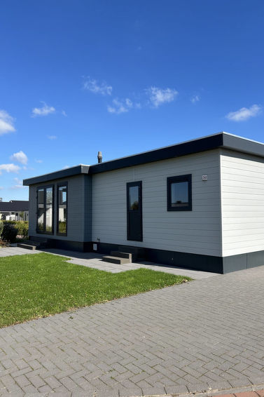 "Noordzee Deluxe 32", chalet 3-kamers 50 m2. Comfortabel ingericht: woonkamer met Flatscreen TV. Uitgang naar het terras. 1 kamer met 1 2-pers bed. 1 kamer met 2 bedden. Open keuken (4-pits kookplaat,..