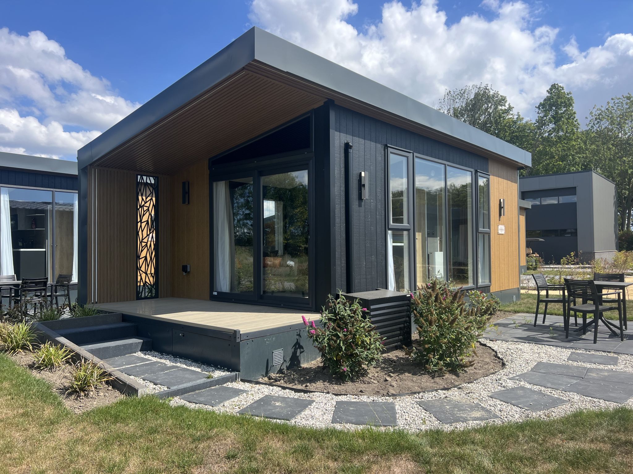 "Hotel Chalet", chalet 2-kamers 30 m2. Comfortabel ingericht: woonkamer met Flatscreen TV. 1 kamer met 1 2-pers bed. Kookhoek (2-pits kookplaat, diepvriezer, elektrische koffiemachine, combimagnetron)..