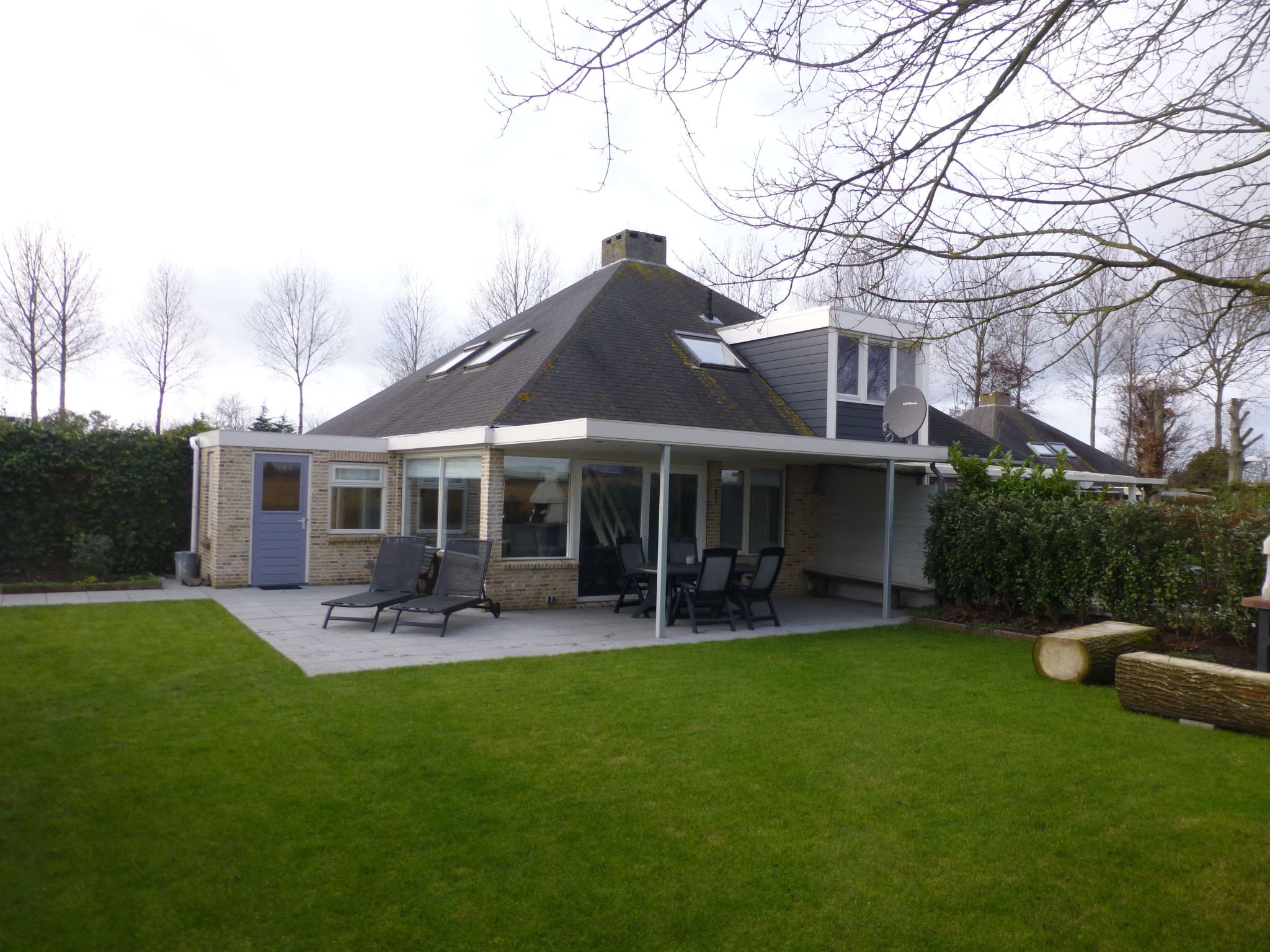 NIEUW Prachtige bungalow  in een gezins- en huisdiervriendelijk vakantiepark.

Tussen de begroeiing in de border en onder een pergola ligt een buitendouche verscholen. Vanuit de bungalow of van onder ..