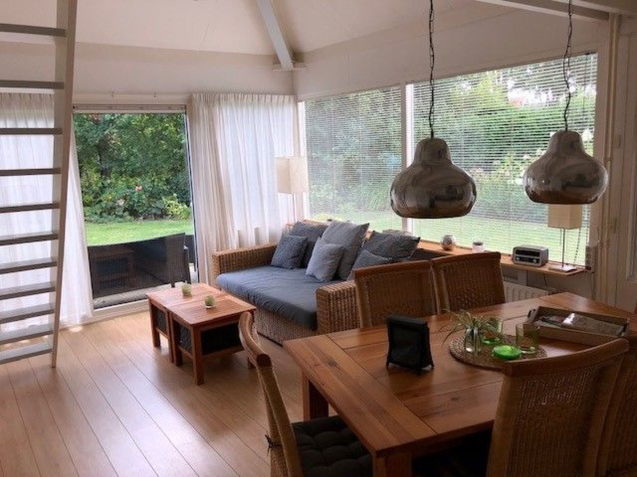 Mit Garten, Grill und Terrasse-Drinnen