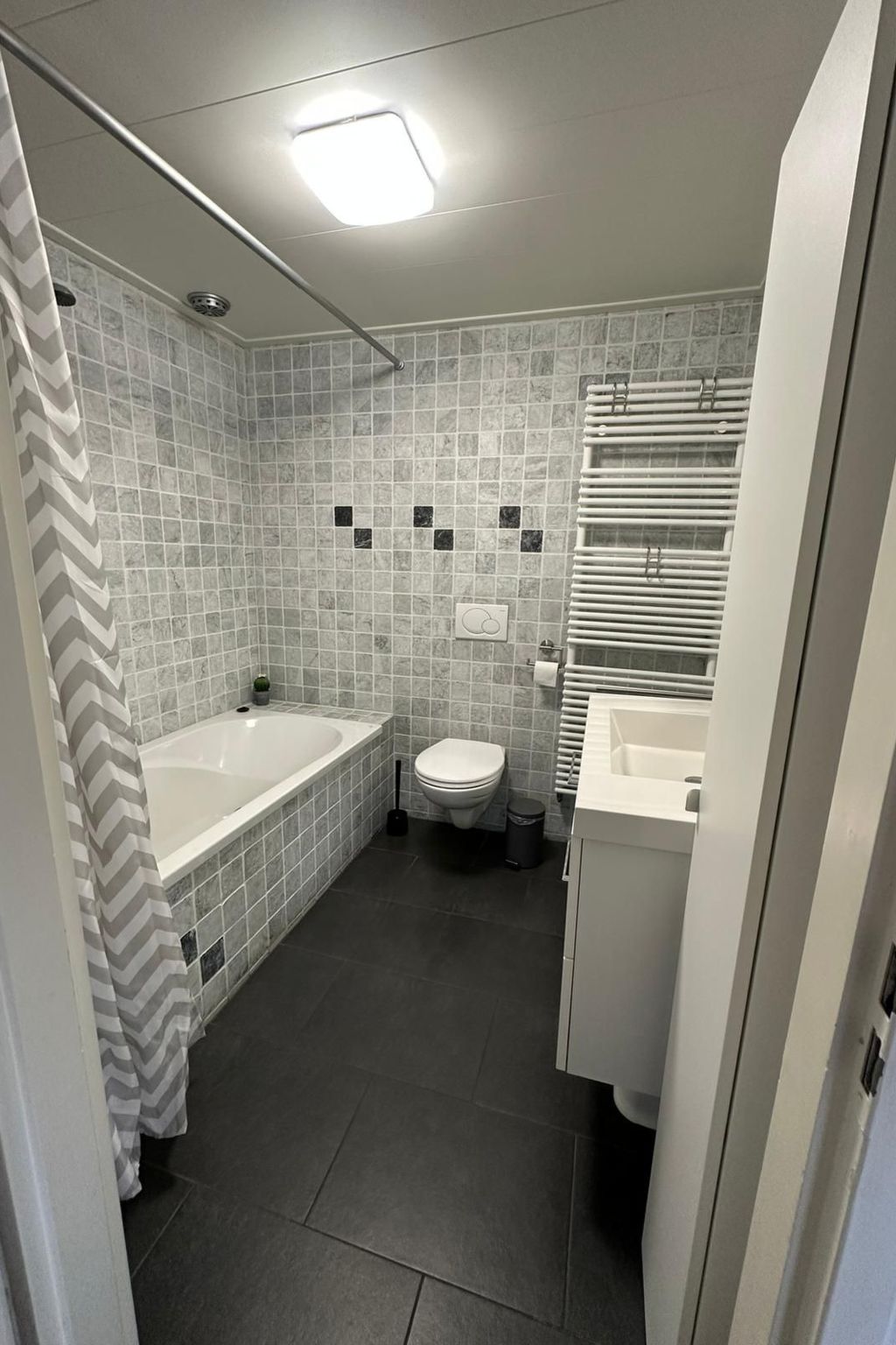 Mit Garten, Grill und Terrasse-Drinnen