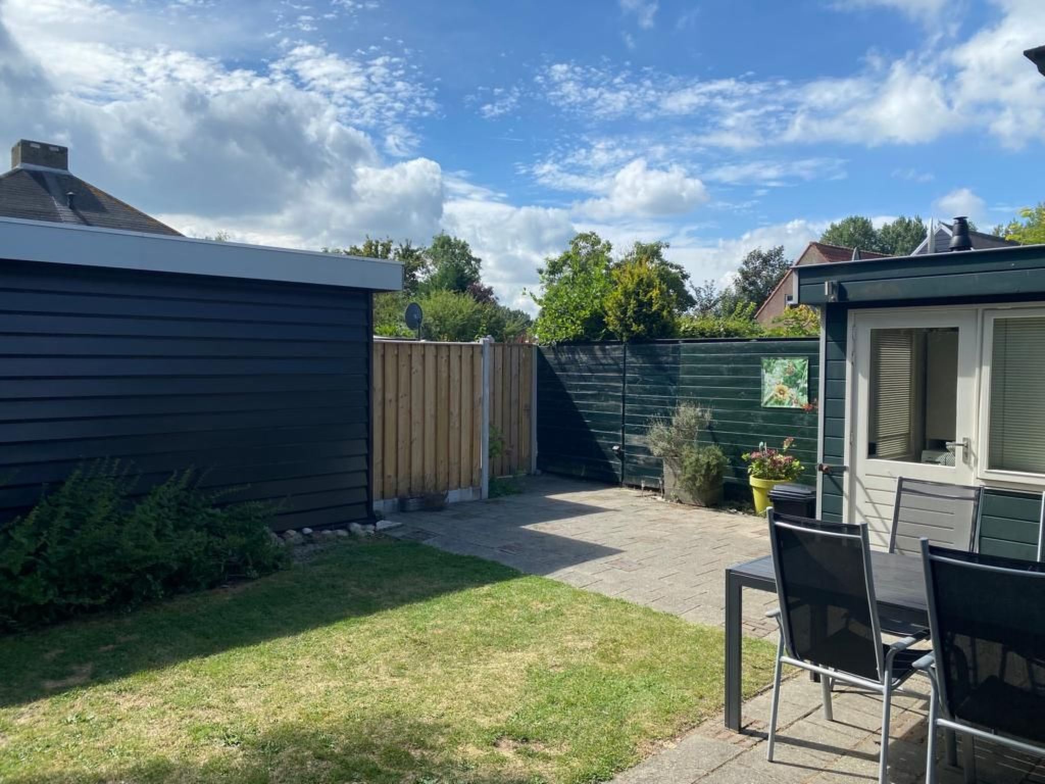 Mit Garten, Grill und Terrasse-Drinnen