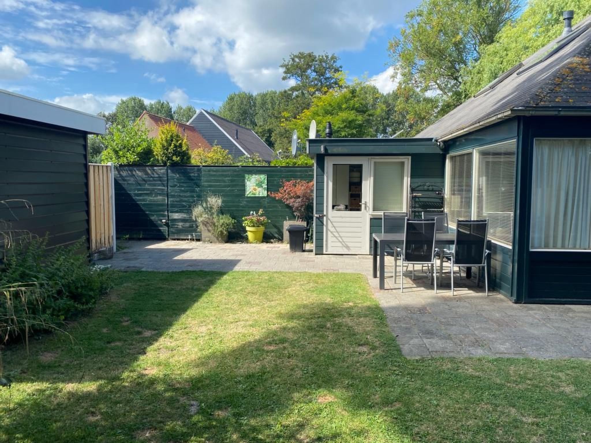 Mit Garten, Grill und Terrasse-Drinnen