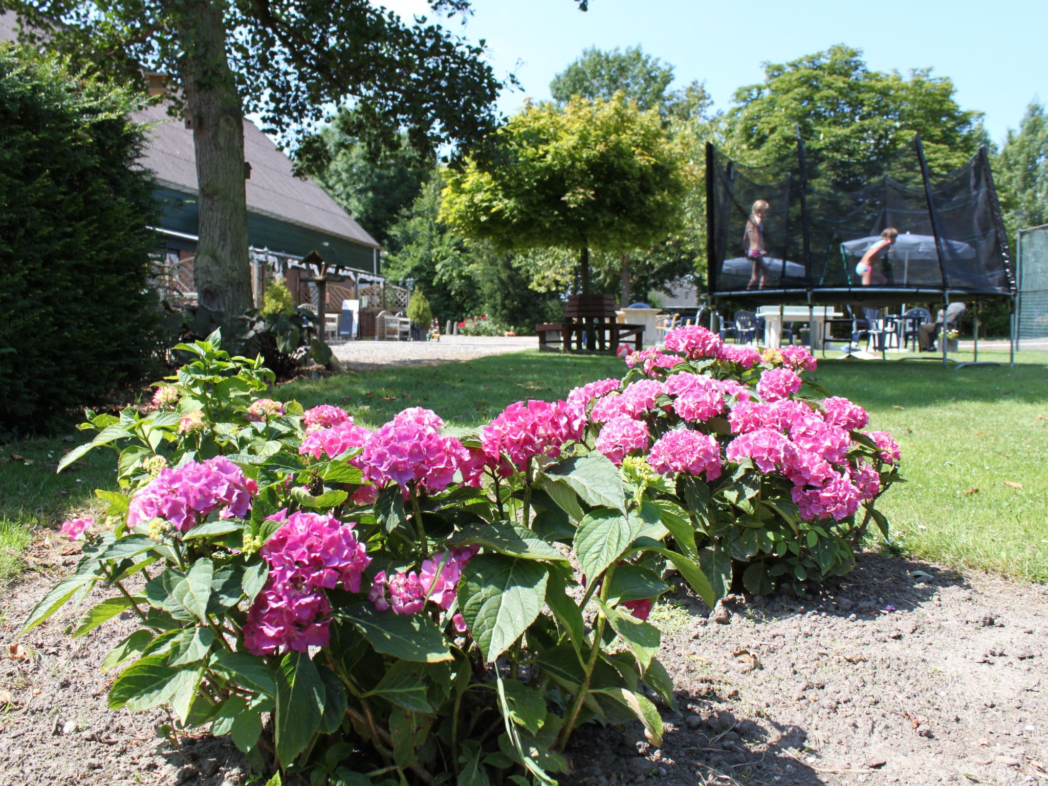 Mit Garten, Grill und Terrasse-Drinnen