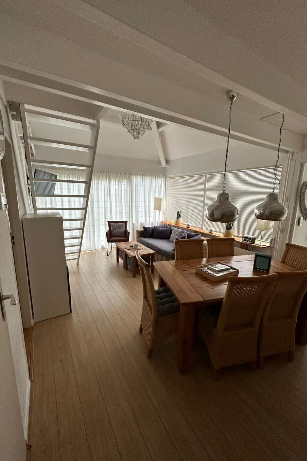 Mit Garten, Grill und Terrasse-Drinnen