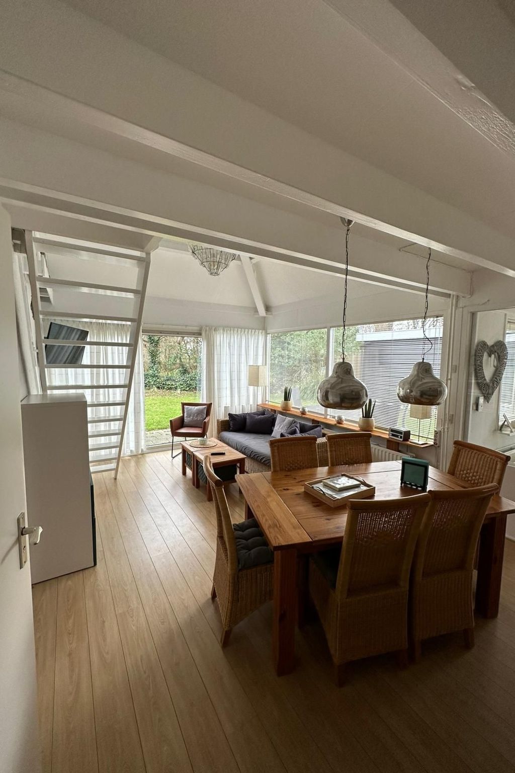 Mit Garten, Grill und Terrasse-Drinnen